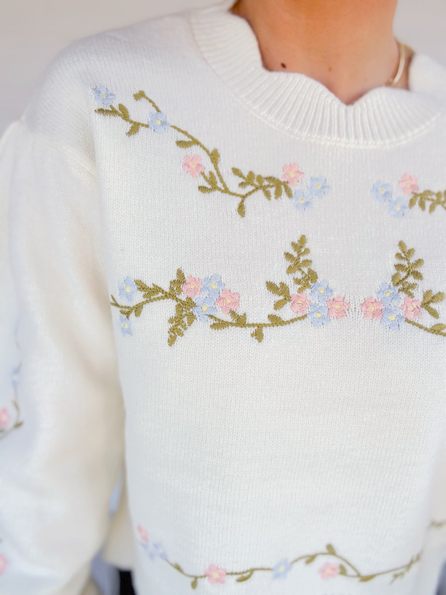 EMBROIDERED SCALLOP DETAIL KNIT TOP