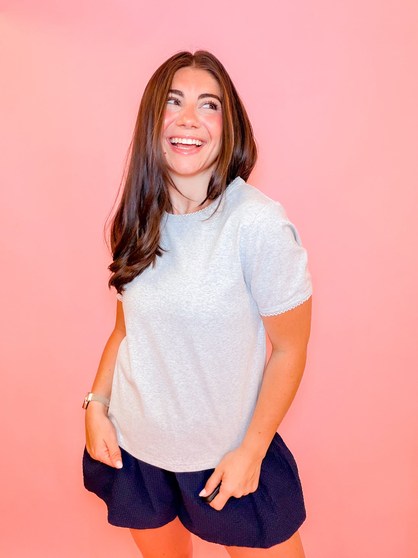 SCALLOP EDGE BASIC TEE - LIGHT GREY