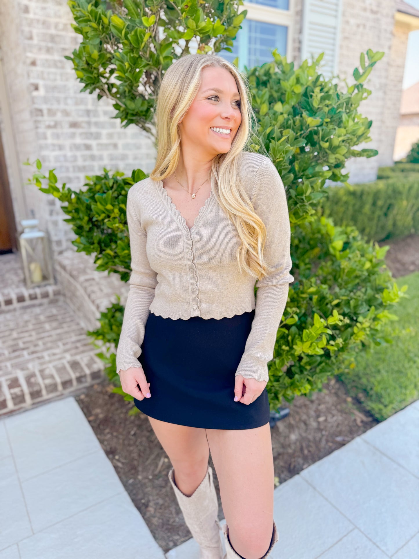SCALLOP EDGE V NECK KNIT TOP