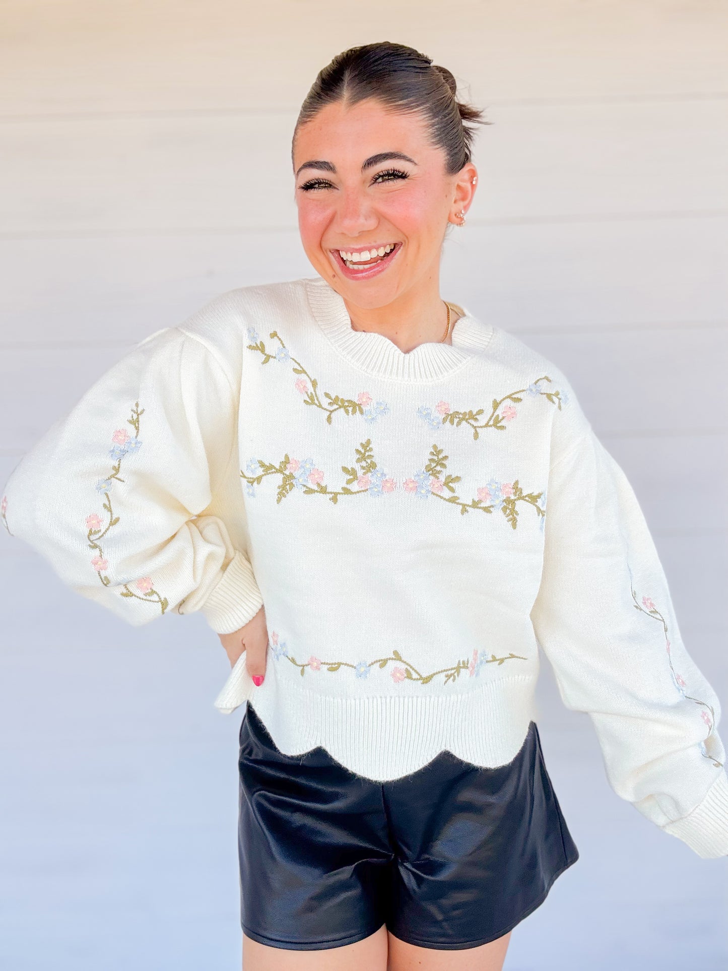 EMBROIDERED SCALLOP DETAIL KNIT TOP