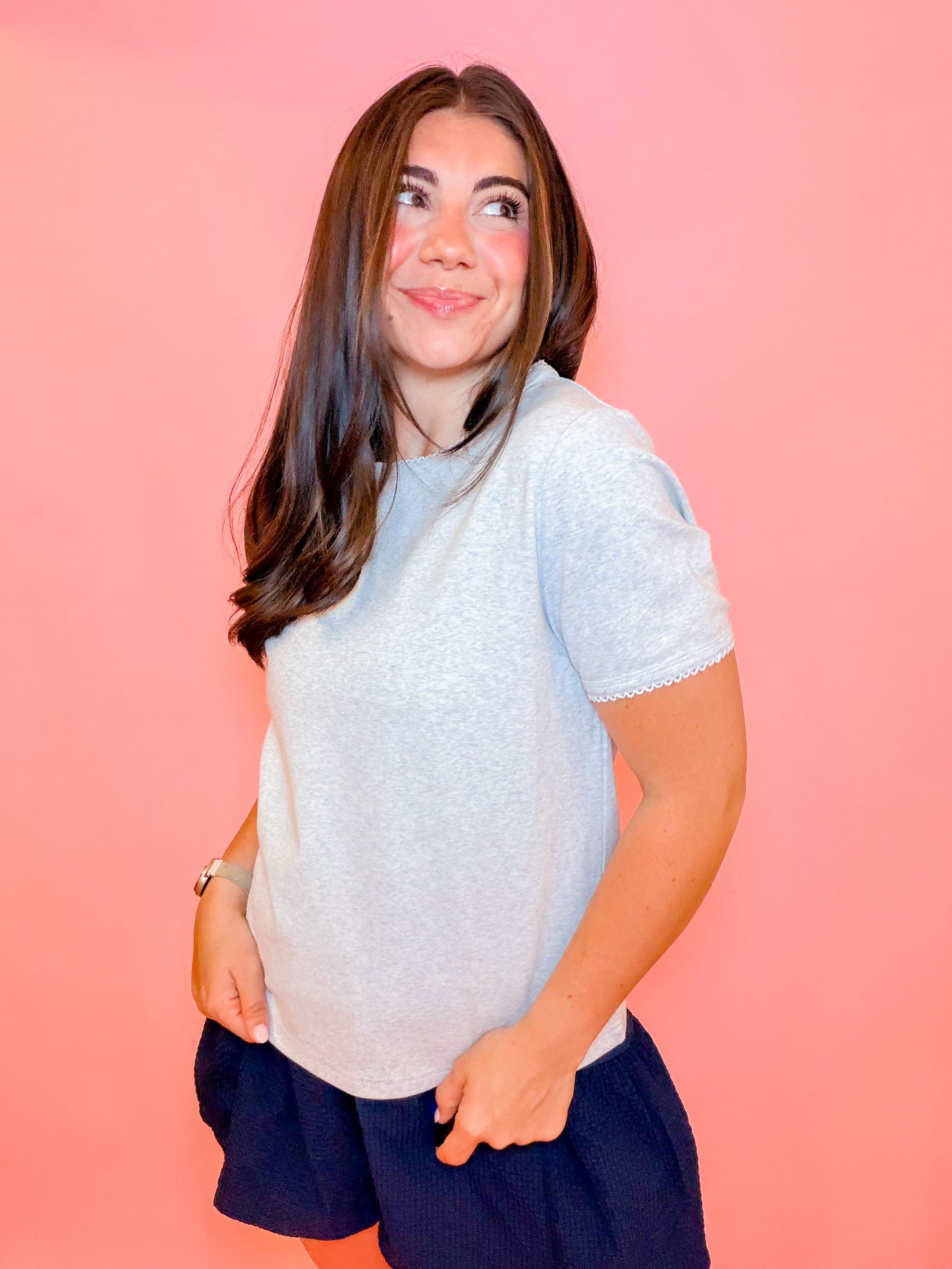 SCALLOP EDGE BASIC TEE - LIGHT GREY