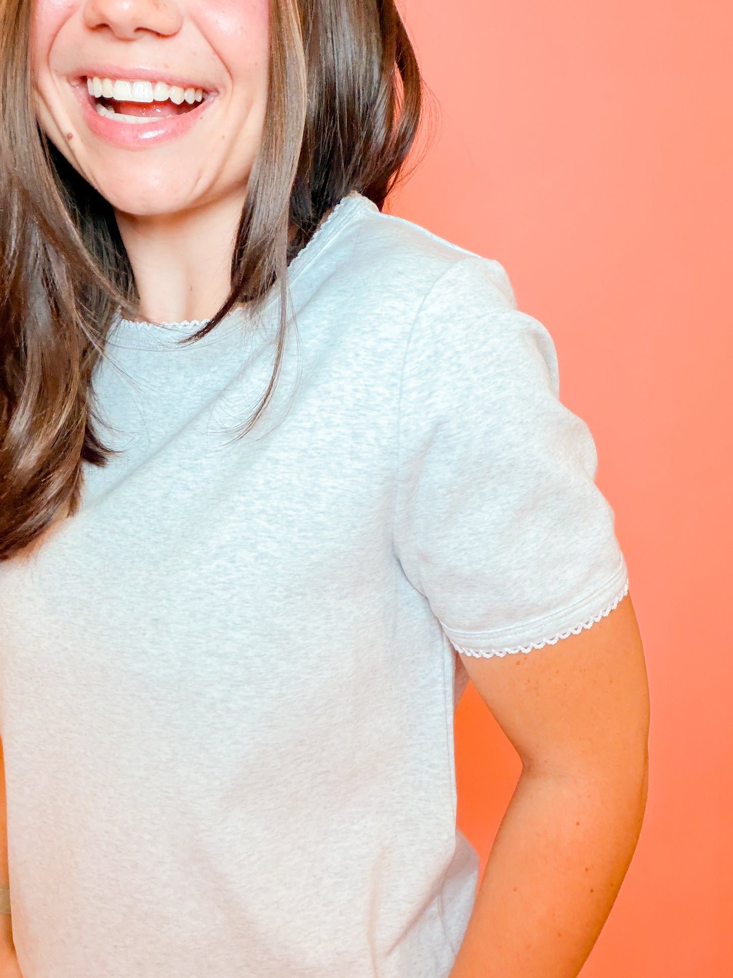 SCALLOP EDGE BASIC TEE - LIGHT GREY