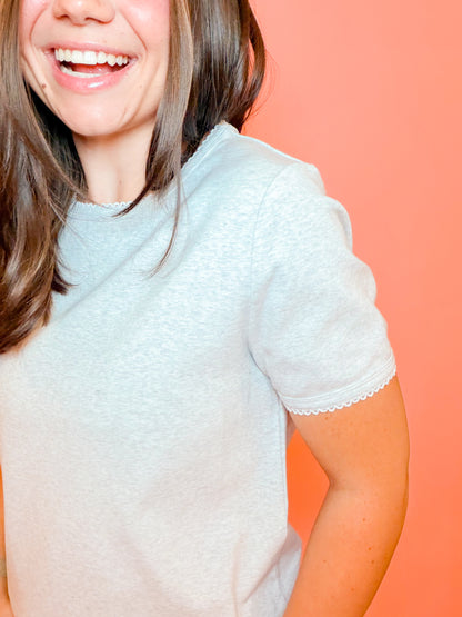 SCALLOP EDGE BASIC TEE - LIGHT GREY