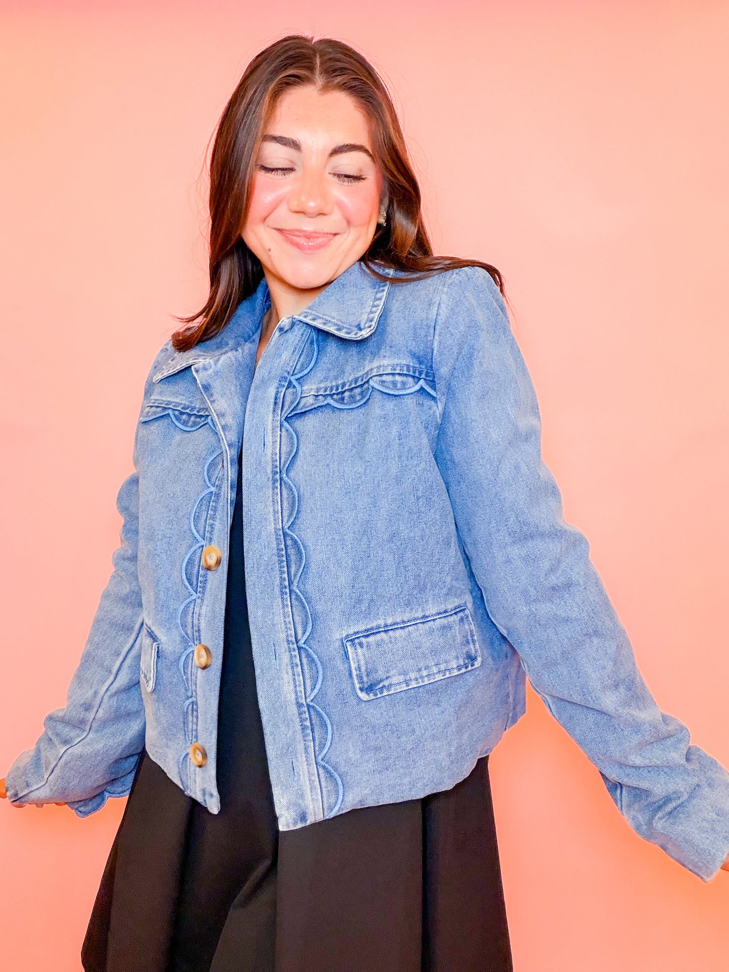 SHOULDER PADDED SCALLOP DENIM JACKET