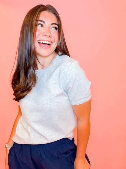 SCALLOP EDGE BASIC TEE - LIGHT GREY