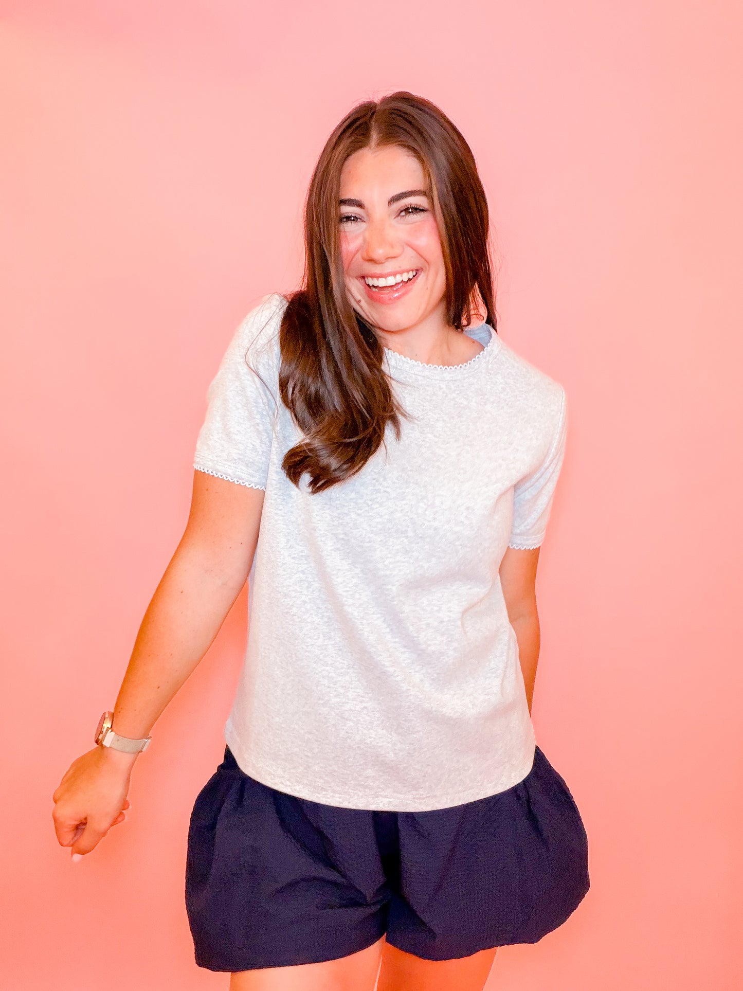SCALLOP EDGE BASIC TEE - LIGHT GREY