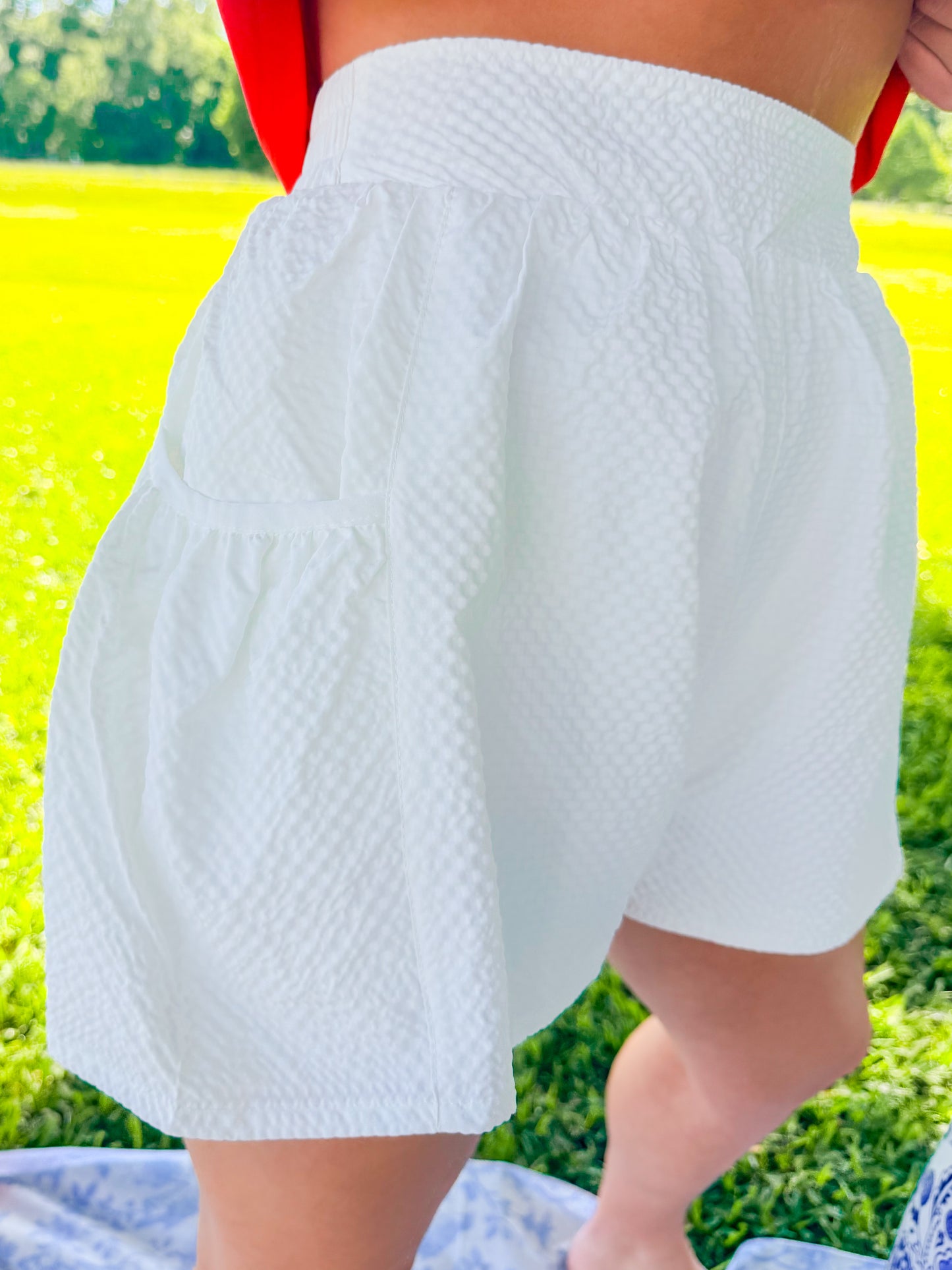 LIGHTWEIGHT SEERSUCKER SHORTS - WHITE