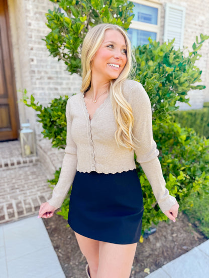 SCALLOP EDGE V NECK KNIT TOP
