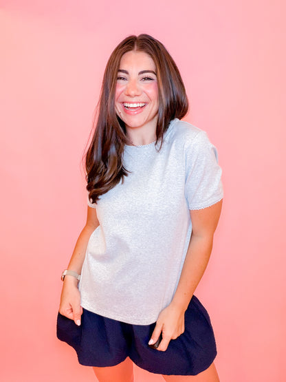 SCALLOP EDGE BASIC TEE - LIGHT GREY