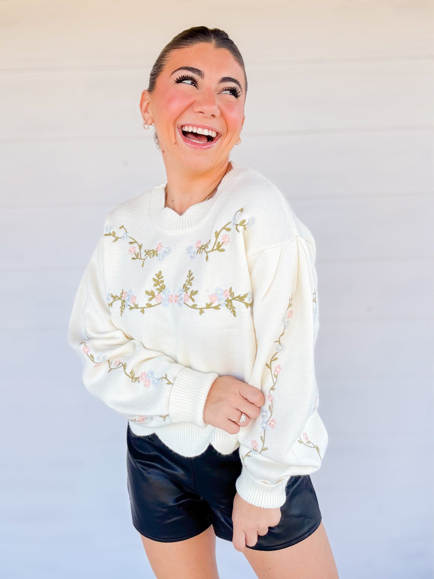 EMBROIDERED SCALLOP DETAIL KNIT TOP