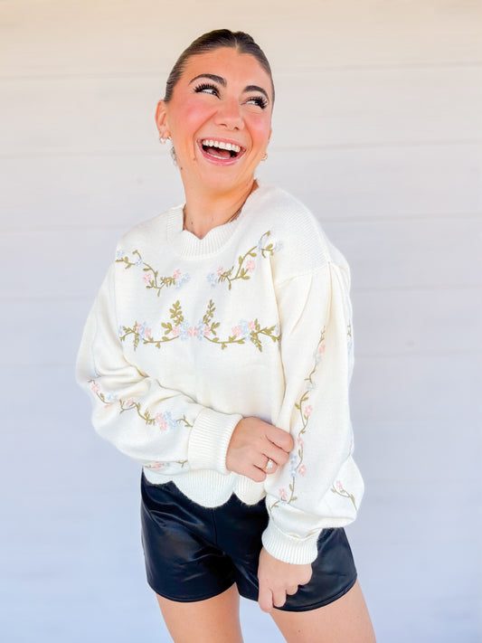 EMBROIDERED SCALLOP DETAIL KNIT TOP