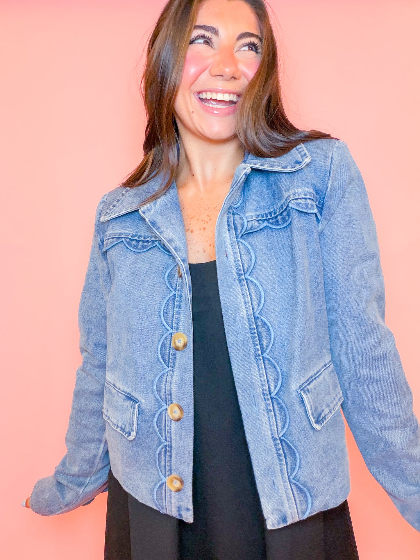 SHOULDER PADDED SCALLOP DENIM JACKET